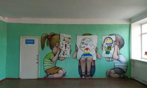 Фото: дети в Попасной расписали свою школу с французским художником