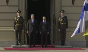 Президент Финляндии поздравил украинских военных лозунгом «Слава Украине!»