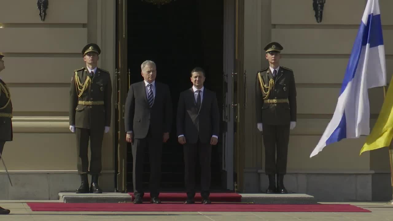 Президент Финляндии поздравил украинских военных лозунгом «Слава Украине!»