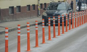 На Южном вокзале установили антипарковочные столбики