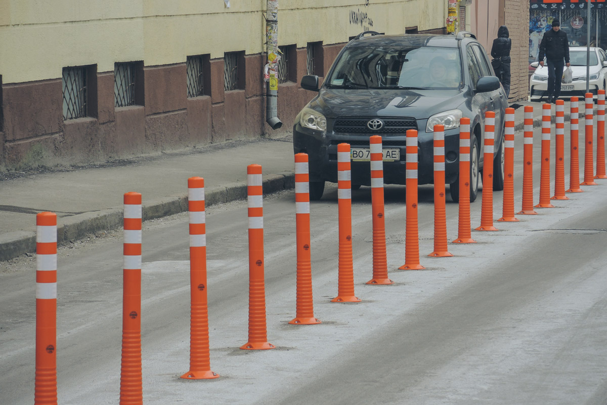 На Южном вокзале установили антипарковочные столбики