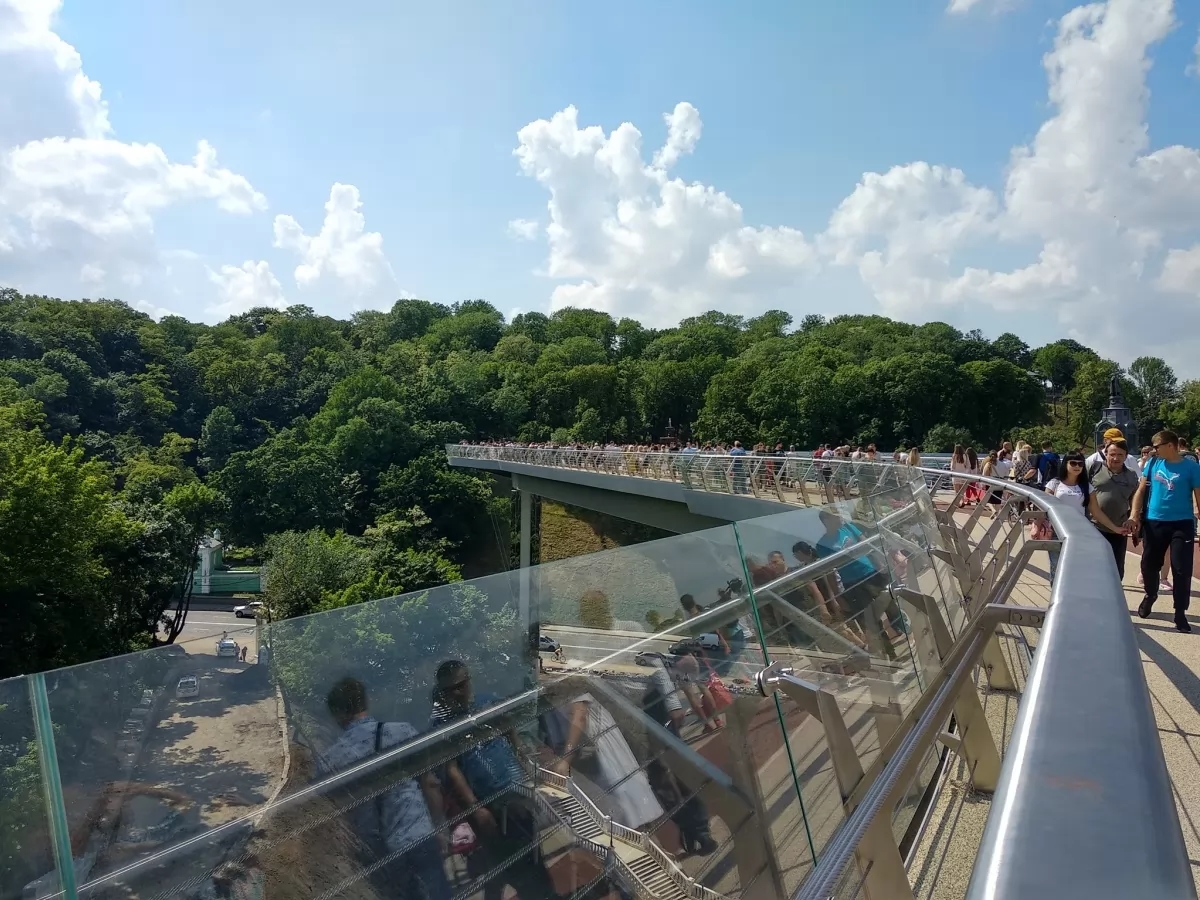 На велопешеходном мосту остановили нетрезвого водителя мопеда