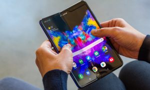 В Samsung анонсировали выход складного телефона