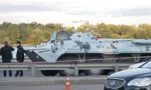 Трансляция, фото: полиция блокировала бронетехникой Мост метро, ​​названа личность подрывника