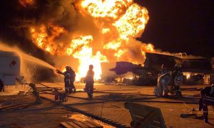 Видео: на левом берегу Киева горели автоцистерны