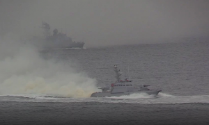 Біля Південної Кореї загорілося російське судно