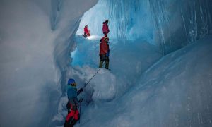 Фото: українці знайшли в Антарктиді «загублену» печеру