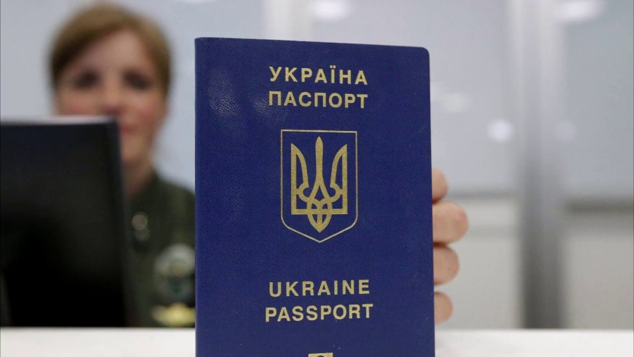 Банкам дозволили обслуговувати українців за закордонними паспортами