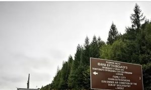 Фото: во Львовской области появились туристические указатели с ошибками за полмиллиона