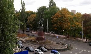 С памятника Щорсу убрали баннер