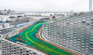 В Копенгагене открыли горнолыжный склон на крыше мусоросжигательного завода