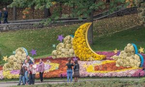 На Певческом поле открылась выставка цветов