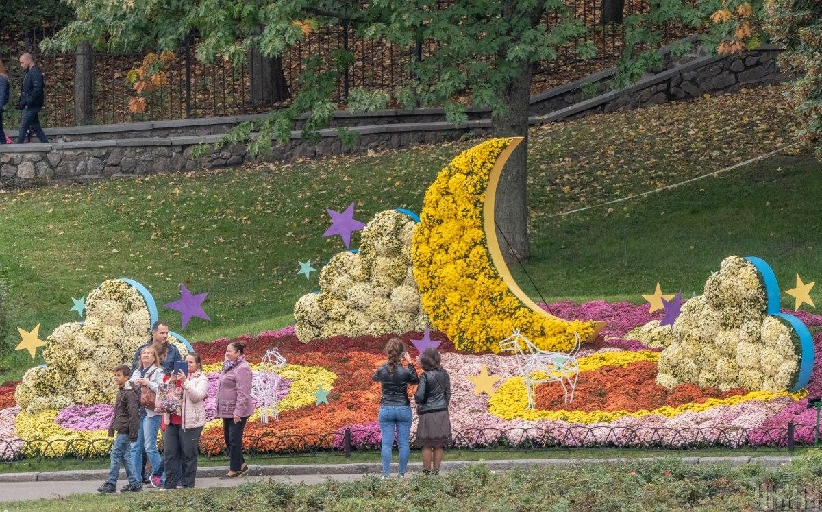 На Певческом поле открылась выставка цветов
