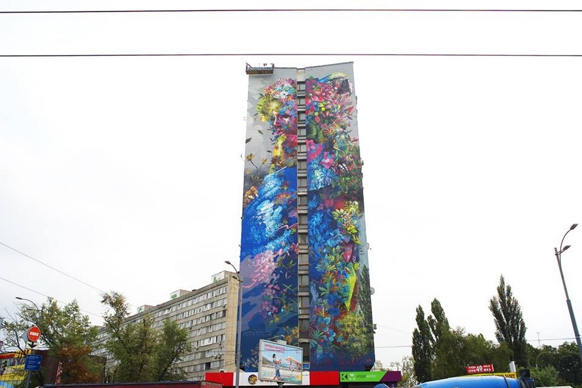 На Дарницкой площади зарисовали мурал