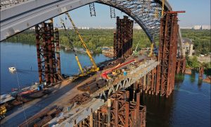 На Подольском мосту начали устанавливать консоли для тротуаров