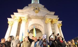 Фото, видео: к Зеленскому пришли с акцией «Нет капитуляции!»