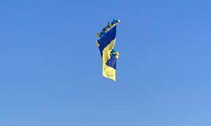 Фото: до окупованого Донецька летить гігантський прапор України