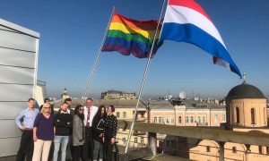 Над посольством Нидерландов в Киеве подняли флаг ЛГБТ