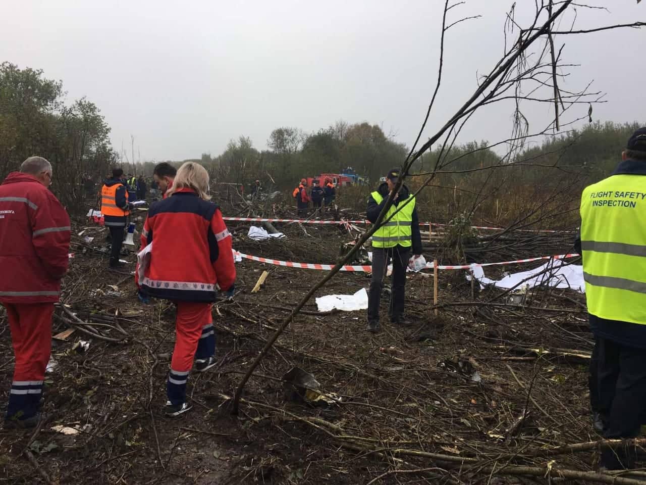 Фото: у Львові в результаті аварії літака АН-12 загибли люди