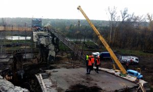 Фото: в Станице Луганской открыли временный обходной мост