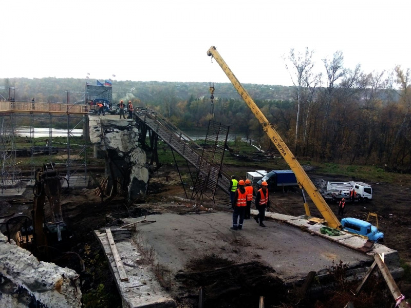 Фото: в Станице Луганской открыли временный обходной мост