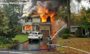 Фото: у США літак протаранив житловий будинок