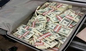 У киевского врача-взяточника нашли почти миллион долларов наличными