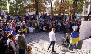 Видео: в Киеве и Львове люди вышли на марши против капитуляции