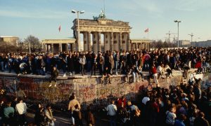Фото: немцы празднуют годовщину падения Берлинской стены