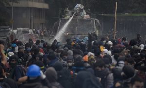 Фото: в столице Чили подожгли университет и разгромили церковь