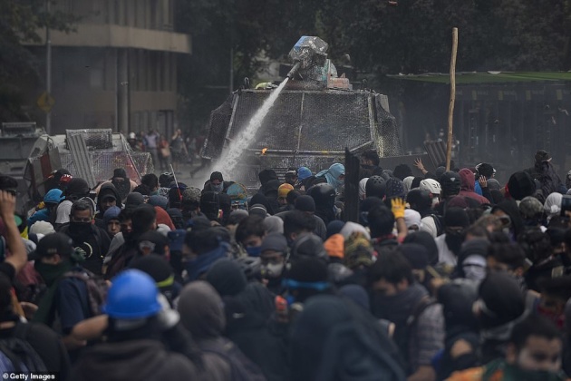 Фото: в столице Чили подожгли университет и разгромили церковь