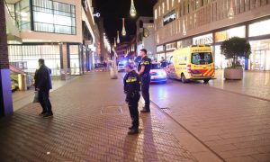 Неизвестный атаковал ножом прохожих в Гааге