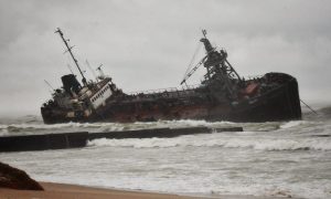 В Одессе эвакуировали моряков с аварийного танкера