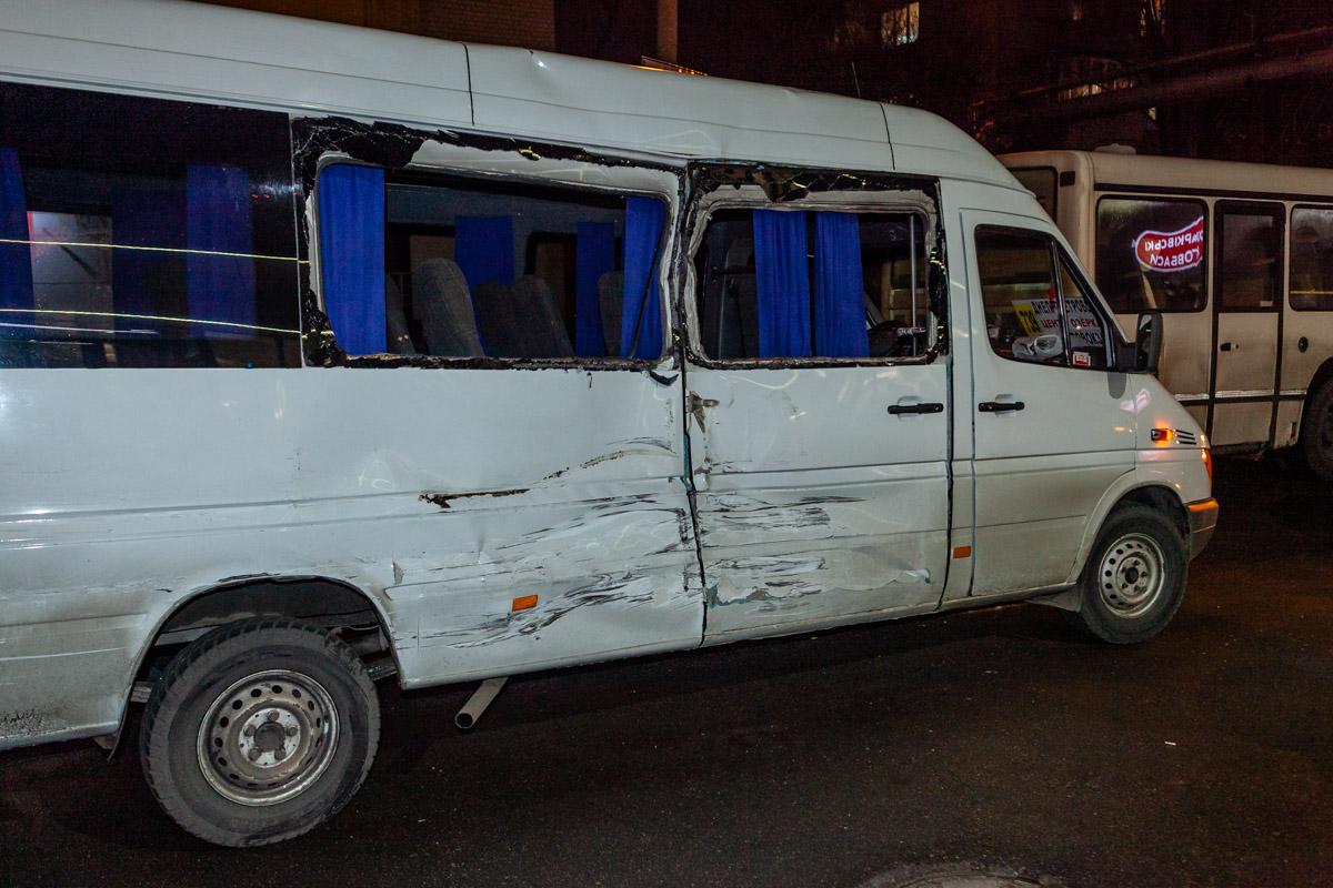 Фото: в Днепре фура въехала в маршрутку