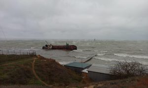 Видео: пограничники предупредили об экологической катастрофе из-за аварии танкера в Одессе