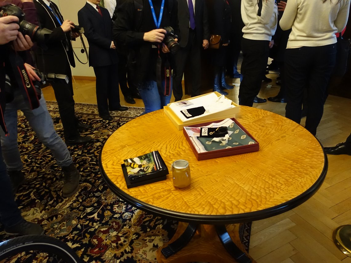 Фото: Зеленскому в Эстонии подарили велосипед