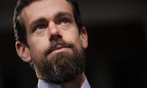 Гендиректор Twitter отписался от Цукерберга