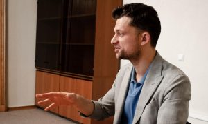 Дубилет планирует отменить привязку зарплаты к банку