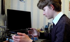 Видео: школьник из Днепра изобрел устройство для зарядки телефона от ходьбы