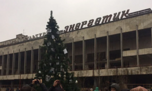 Фото: впервые с Чернобыльской катастрофы в Припяти установили новогоднюю елку