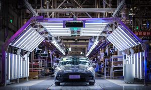 Видео: Илон Маск танцует в честь выпуска первых Tesla в Китае