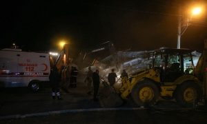 Фото, видео: в результате землетрясения в Турции разрушены десятки зданий, число погибших растет