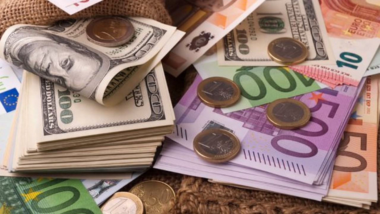 Скільки валюти українці купили та продали онлайн у 2019 році