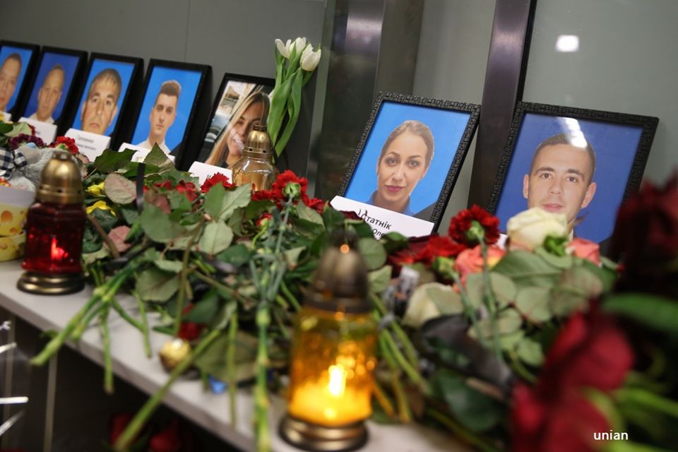 Фото: в «Борисполе» оплакивают погибших в авиакатастрофе «Боинга»