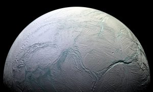 NASA показало замерзшую поверхность луны Сатурна (фото)