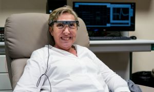 Слепой женщине частично вернули зрение с помощью очков с камерой