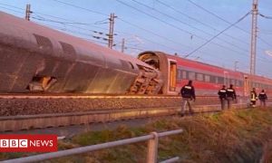 Видео: пассажирский поезд сошел с рельсов в Италии, есть погибшие