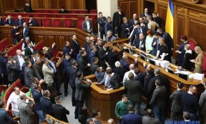 Відео: депутати влаштували штовханину у Верховній Раді