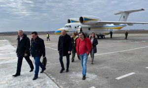 Фото: в Новые Санжары прибыли эпидемиологи и секретарь СНБО