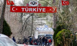 Фото: сирийские беженцы штурмуют границу с Грецией